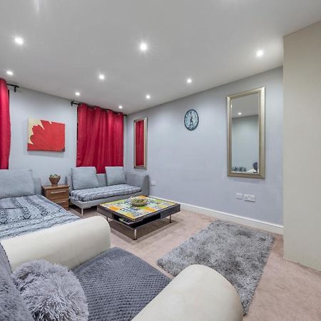 Elegant And Chic 2-Bedroom Basement Apartment In Paddington Londýn Exteriér fotografie
