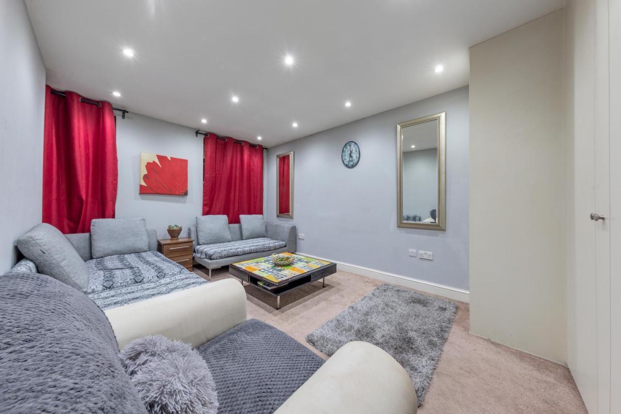 Elegant And Chic 2-Bedroom Basement Apartment In Paddington Londýn Exteriér fotografie