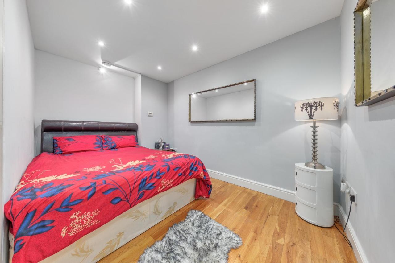 Elegant And Chic 2-Bedroom Basement Apartment In Paddington Londýn Exteriér fotografie