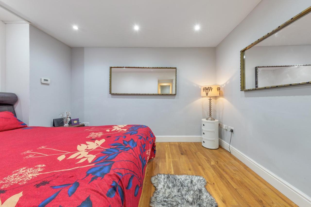 Elegant And Chic 2-Bedroom Basement Apartment In Paddington Londýn Exteriér fotografie